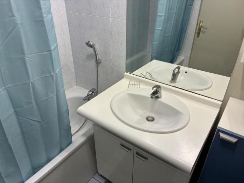 シェシーにあるCosy Disney Escape - 3 min Disney - 35 min Parisの洗面台、シャワー、トイレ付きのバスルーム