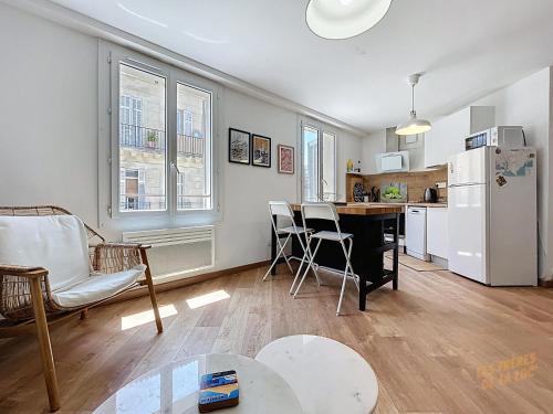 cocina y sala de estar con nevera blanca en Appartement cosy à la Rotonde - Lumineux - Les Frères de la Loc', en Marsella