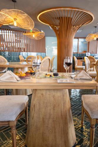 a table in a restaurant with glasses of wine at Hotel Rio Guayas by Art Hotels in Guayaquil