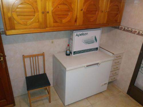 cocina con ordenador portátil y nevera en Hostal Jose Luis, en Brunete