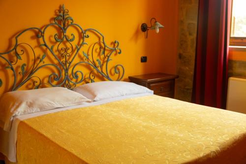 Кровать или кровати в номере Basilicata Foresteria di San Leo Villa Esclusiva con Piscina