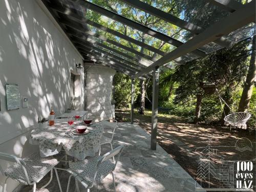 バラトンアカラッチャにある100 éves házのパティオ(パーゴラの下にテーブルと椅子付)