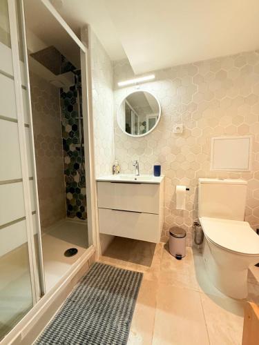 une salle de bain avec toilettes, lavabo et douche dans l'établissement Duplex Premium Cozy - Vue Panoramique - 10 Couchages, à Marseille