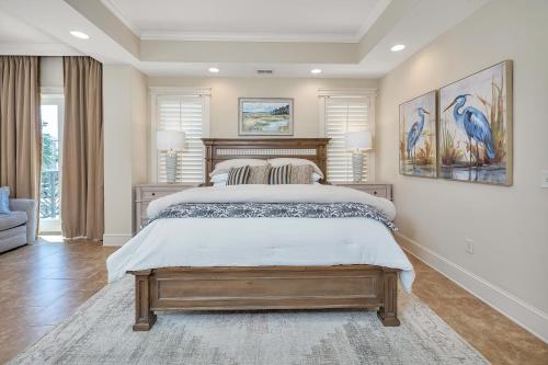 une chambre avec un grand lit dans une pièce dans l'établissement Sea Gate #101, à Demere Park