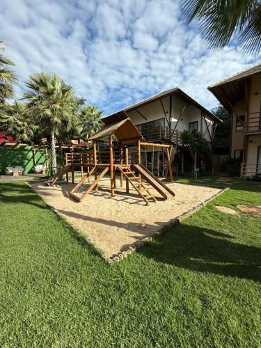 un parco giochi di fronte a una casa di Apartmento em Barra Grande, Piaui a Barra Grande