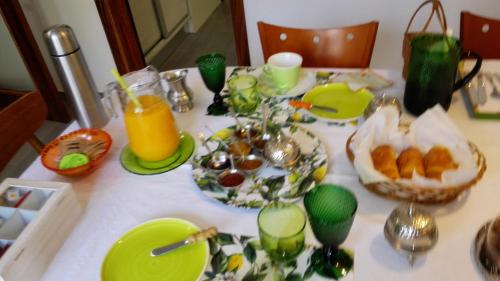 Casa Alva في ألخيزور: طاولة عليها أطباق طعام وكؤوس عصير برتقال