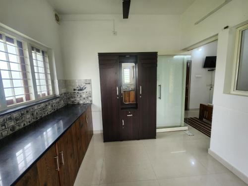 a hallway with a wooden door in a room at Happyhomes Homestay in Trivandrum