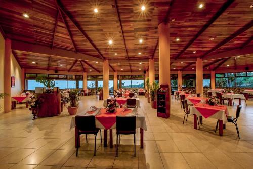 ห้องอาหารหรือที่รับประทานอาหารของ Hotel Montaña Monteverde