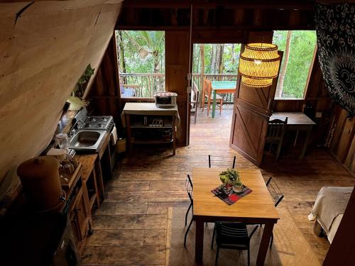 a room with a table and a kitchen in a cabin at Beautiful Cabin in Casa Papagayo, San Marcos, Atitlán in San Marcos La Laguna