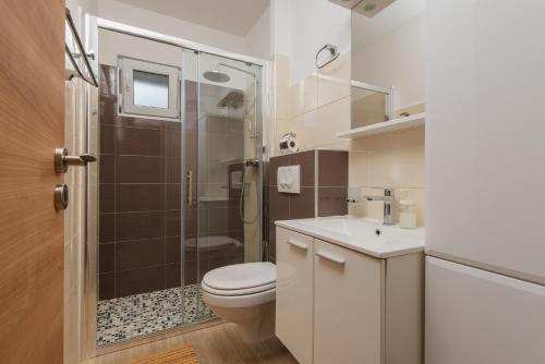 Koupelna v ubytování NEW! Villa Josefina with heated Pool