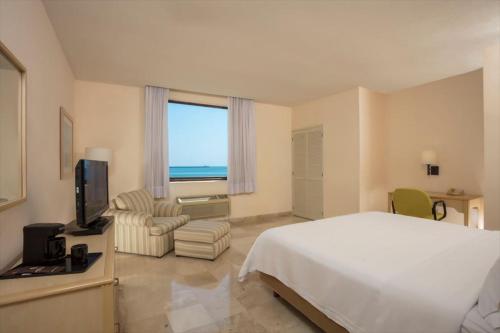 Postel nebo postele na pokoji v ubytování Fiesta Inn Veracruz Malecon