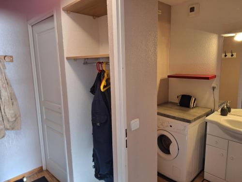 Elle comprend une petite salle de bains pourvue d'un lave-linge et d'un sèche-linge. dans l'établissement Bel appart au centre des Orres 1800 - Grand balcon Belle vue - A côté pistes, aux Orres