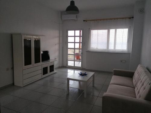 Μια τηλεόραση ή/και κέντρο ψυχαγωγίας στο Apartments Julija Gerakini