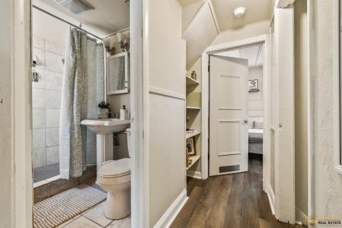 Ένα μπάνιο στο Cozy Evanston Villa with cinema and massage sofa