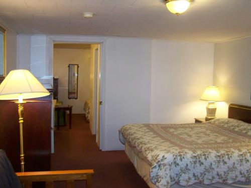 Golden Knight Inn and Suitesにあるベッド