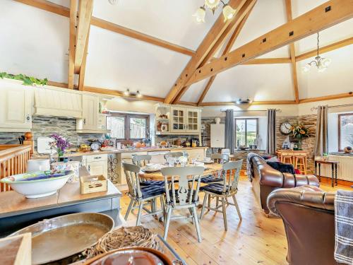 Una cocina abierta y sala de estar con techos de madera. en 2 Bed in Looe TRERO, en Menheniot