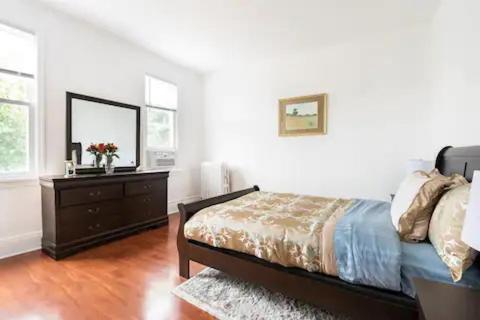 Postel nebo postele na pokoji v ubytování Cool 3 BR for U Near Manhattan View, 15 Min to NYC
