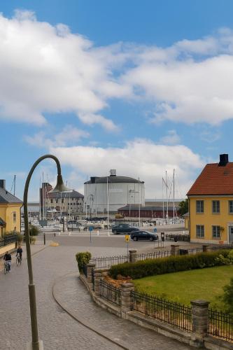 a street light in a city with a marina at Lilla Gutebagge Logi in Visby