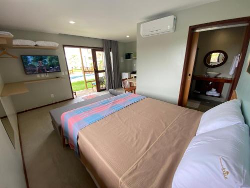 a hospital room with a bed and a television at Jangadas do Toque Milagres Flats no Térreo in São Miguel dos Milagres