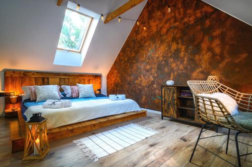 a bedroom with a large bed and a window at Dziupla House in Czarna