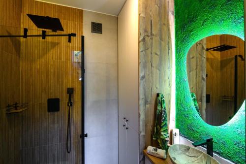 a bathroom with a green sink and a shower at Dziupla House in Czarna