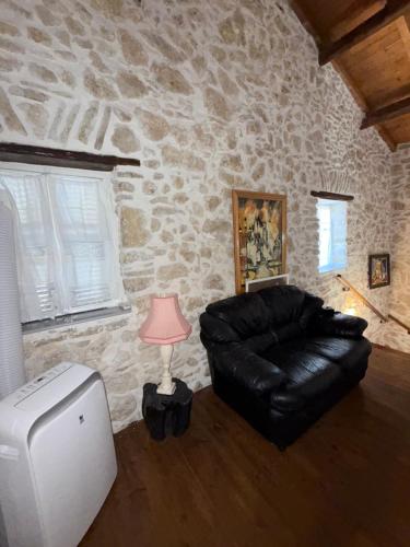 Posezení v ubytování Art House Pagoi 3min from St George Beach