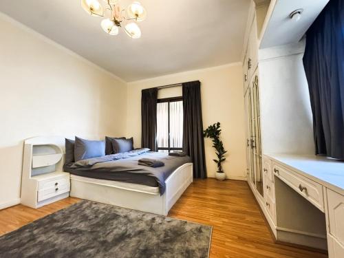 un dormitorio con una cama y una ventana en Modern 3BR Apartment Family Friendly Stay, en El Cairo