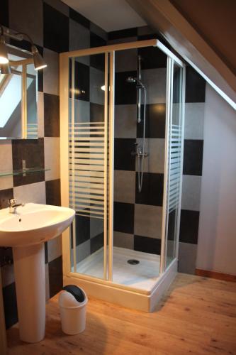 une salle de bain avec douche et lavabo dans l'établissement l'auberge du parachutiste, à Sainte-Mère-Église