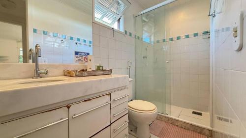 een badkamer met toilet, wastafel en douche bij Casa em Condomínio Residencial Aroeira 500 m Da Praia - Geriba - Armação Dos Búzios in Búzios