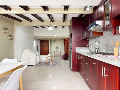 Η κουζίνα ή μικρή κουζίνα στο Panoramic Loft Unique Windows and Views