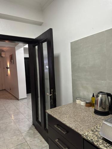 Central 2-bedroom condo in the heart of Wuse II廚房或簡易廚房