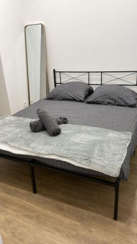 un lit avec deux oreillers dessus dans l'établissement Spacieux 2 pieces a Marseille 1er, à Marseille