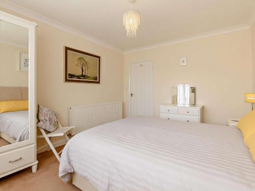 a bedroom with a white bed and a mirror at 2 Bed in Sawmills PK934 in Whatstandwell