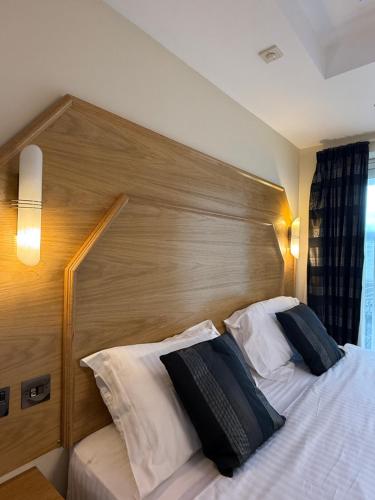 Ένα ή περισσότερα κρεβάτια σε δωμάτιο στο Granada Apartments Queens Mansions