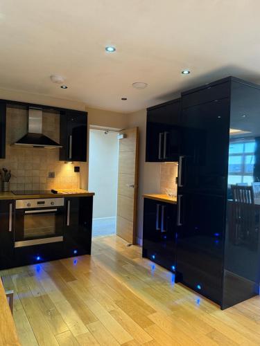 Η κουζίνα ή μικρή κουζίνα στο Granada Apartments Queens Mansions
