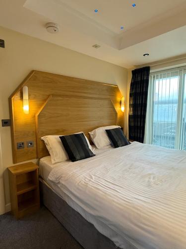 Ένα ή περισσότερα κρεβάτια σε δωμάτιο στο Granada Apartments Queens Mansions