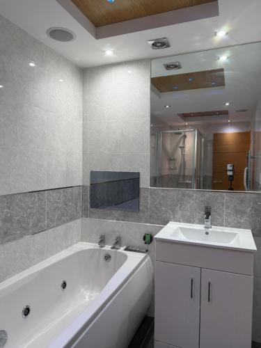 Ένα μπάνιο στο Granada Apartments Queens Mansions