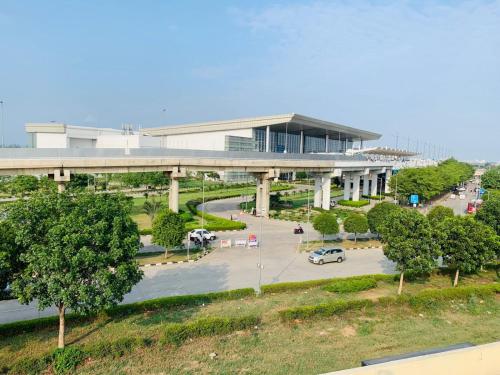 Chandigarh AirportMahadev Homestay !! Preferred Partner ! Walking Distance To Chandigarh Int'l Airport !的带有停车场的建筑物景观