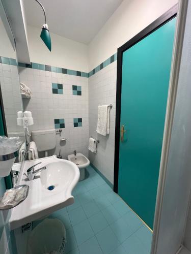 a bathroom with a sink and a toilet and a shower at Hotel Verdeneve in Opi