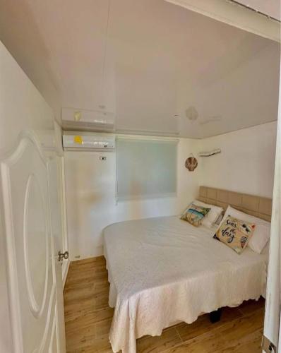 ein Schlafzimmer mit einem Bett in einem kleinen Zimmer in der Unterkunft Emmanuel villas luxury in Puerto Plata