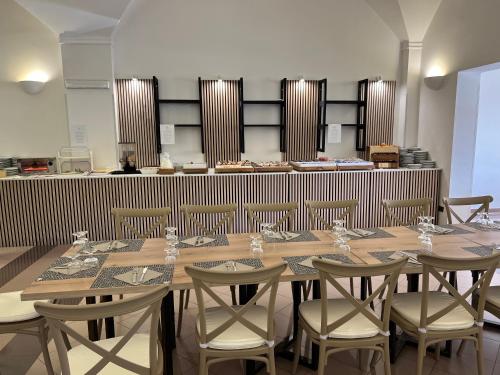 a large table and chairs in a room at Hotel Verdeneve in Opi
