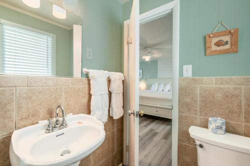 un bagno con lavandino, water e specchio di Island Guesthouse and Motel OBX a Manteo
