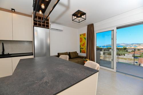 Apartman Girasole - Modern Sea View Apt - 5 min to Marina Baotic