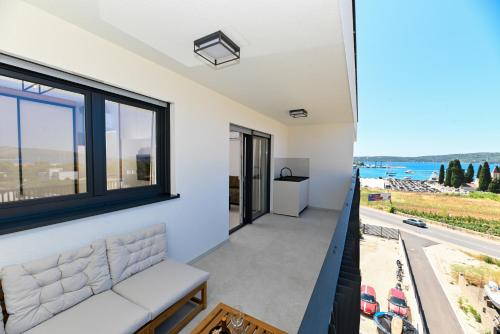 Apartman Girasole - Modern Sea View Apt - 5 min to Marina Baotic