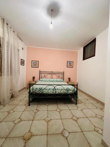 a bedroom with a bed in a room at Holiday house daviale in Schisò