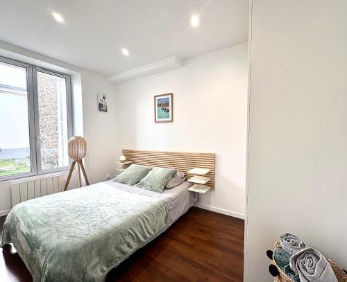 une chambre avec un lit et une fenêtre dans l'établissement COSY IVRY charmant 2 pièces aux portes de Paris, à Ivry-sur-Seine