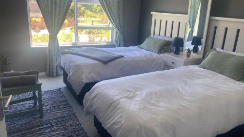 Ένα ή περισσότερα κρεβάτια σε δωμάτιο στο Morgans's Paradise beach house unit, at Jeffreys Bay