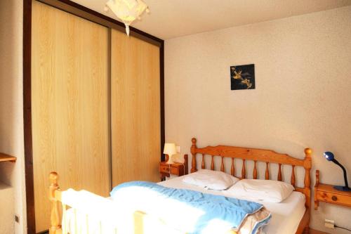 une chambre avec deux lits et une lampe et une fenêtre dans l'établissement Résidence Le Cairn - COEUR STATION LES ORRES - Résidence LE CAIRN - Triplex 12 Personnes MAE-6391, aux Orres