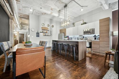 Cuisine ou kitchenette dans l'établissement Loft in Downtown Dallas with Skyline views