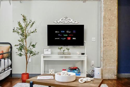 Télévision ou salle de divertissement dans l'établissement Loft in Downtown Dallas with Skyline views